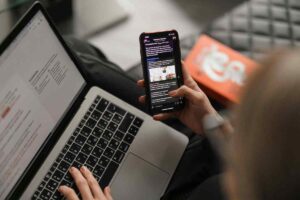 Una donna guarda una pagina web su mobile