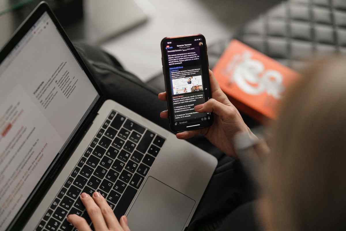 Una donna guarda una pagina web su mobile