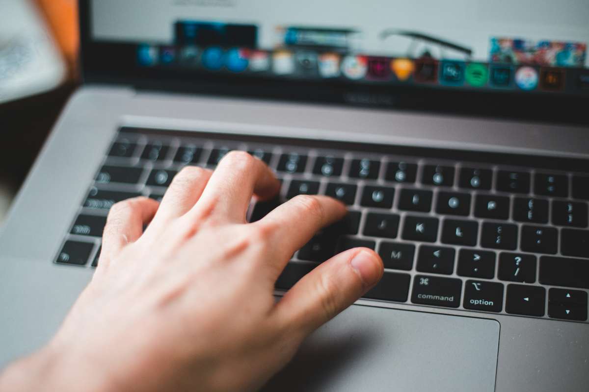 Una persona scrive sulla tastiera del computer