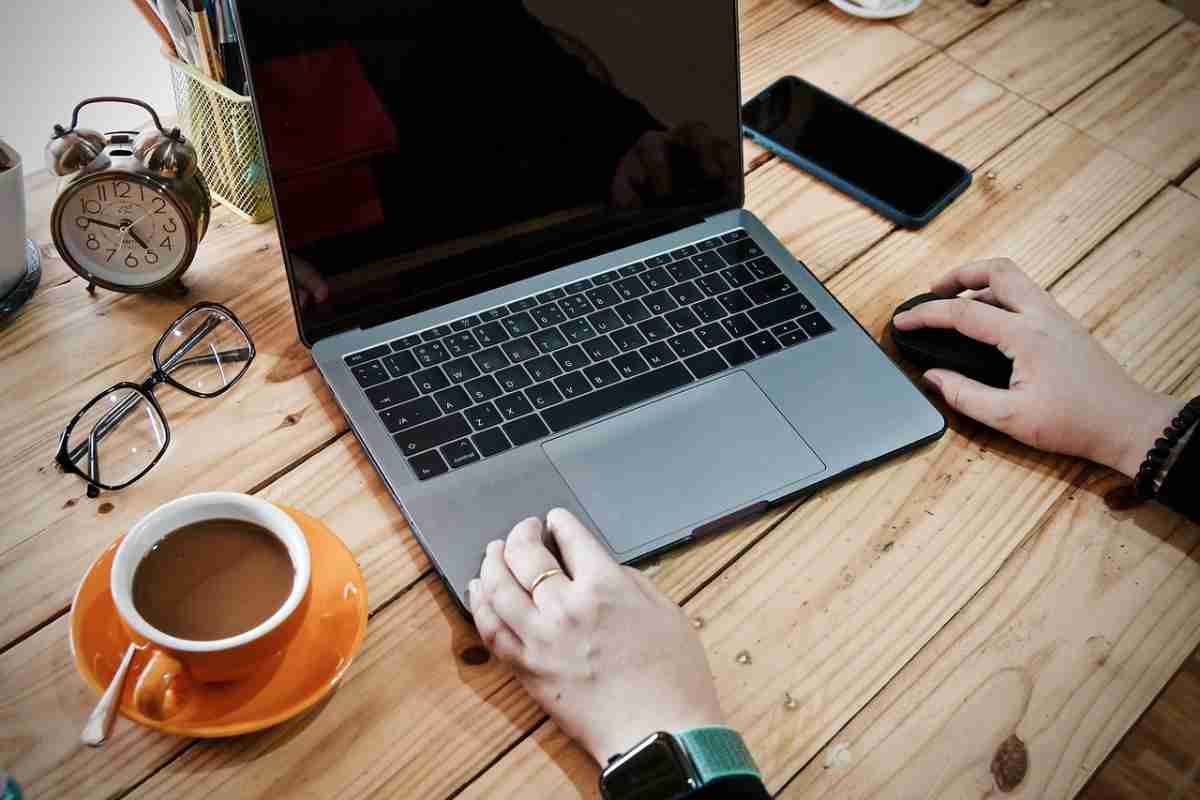 Persona davanti a un pc